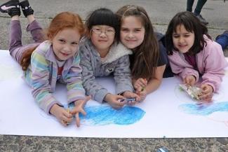 children_4_girls_paint_dsc_0090_cropped_0.jpg